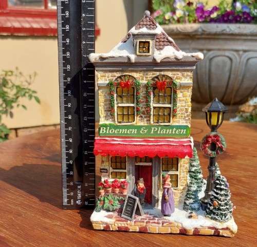 CERAMIC BATTERY LIGHTED CHRISTMAS STORY HOUSE WORKING