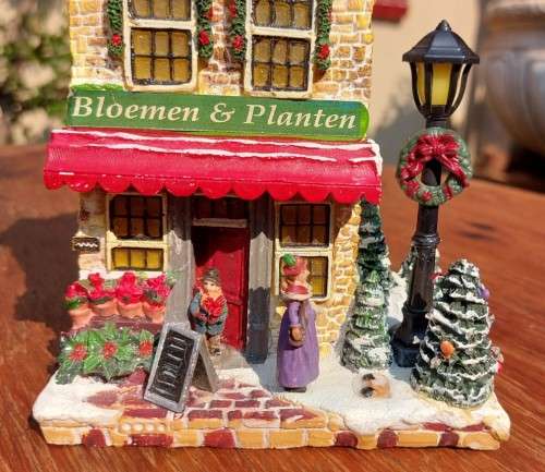 CERAMIC BATTERY LIGHTED CHRISTMAS STORY HOUSE WORKING