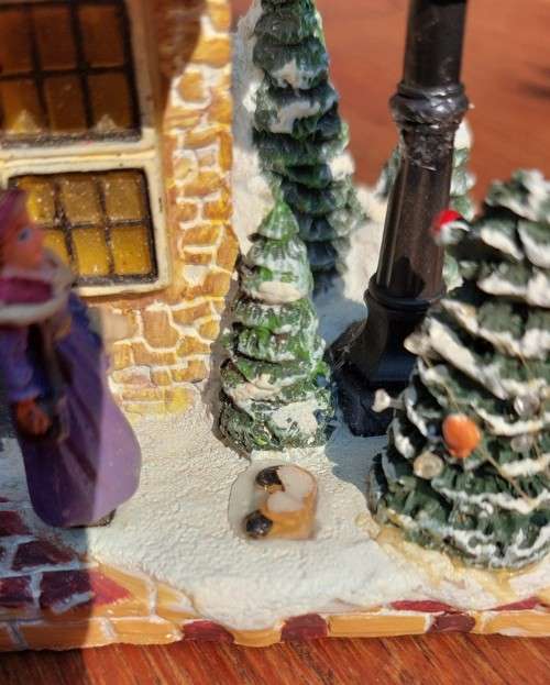 CERAMIC BATTERY LIGHTED CHRISTMAS STORY HOUSE WORKING