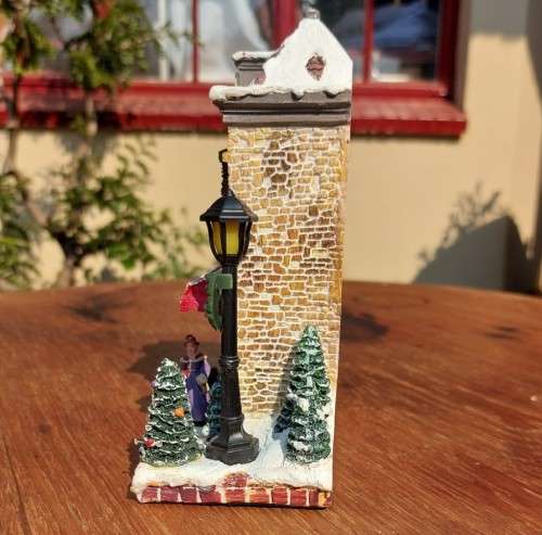 CERAMIC BATTERY LIGHTED CHRISTMAS STORY HOUSE WORKING