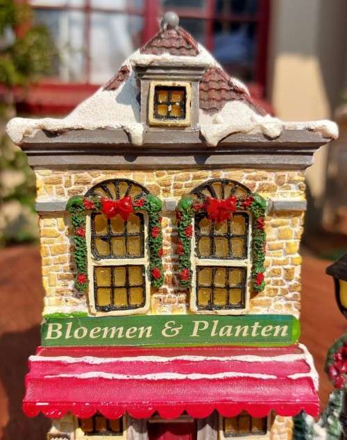 CERAMIC BATTERY LIGHTED CHRISTMAS STORY HOUSE WORKING