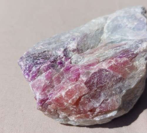 INCREDIBLY BEAUTIFUL RAW ROCK SPECIMEN IN SHADES OF PINK TO DARK PURPLE ON A WHITE QUARTZ OR PECTOLI
