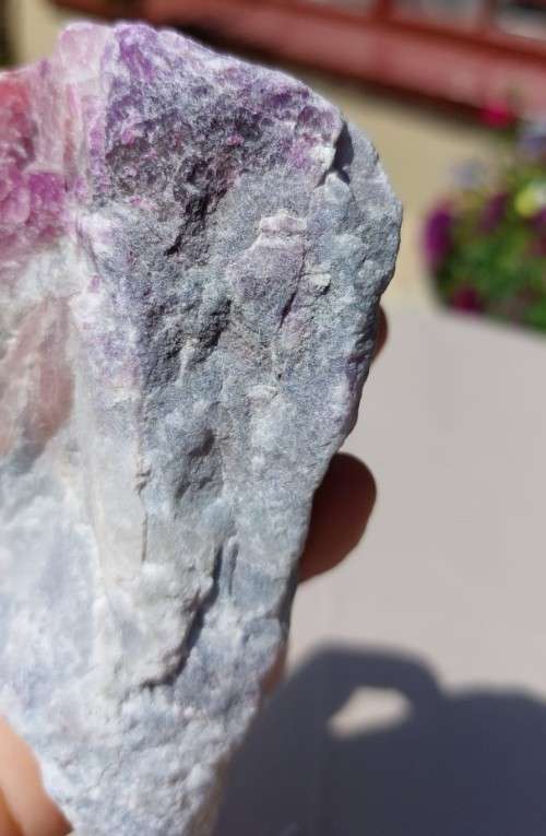 INCREDIBLY BEAUTIFUL RAW ROCK SPECIMEN IN SHADES OF PINK TO DARK PURPLE ON A WHITE QUARTZ OR PECTOLI