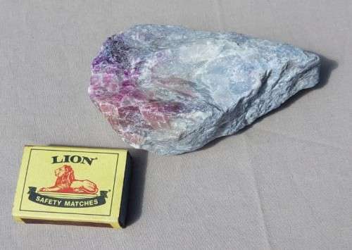 INCREDIBLY BEAUTIFUL RAW ROCK SPECIMEN IN SHADES OF PINK TO DARK PURPLE ON A WHITE QUARTZ OR PECTOLI