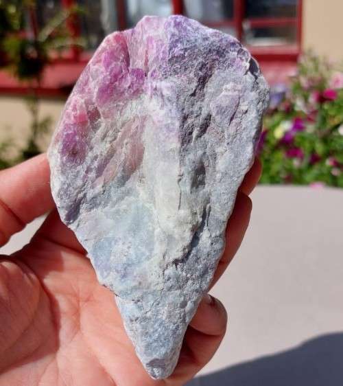 INCREDIBLY BEAUTIFUL RAW ROCK SPECIMEN IN SHADES OF PINK TO DARK PURPLE ON A WHITE QUARTZ OR PECTOLI