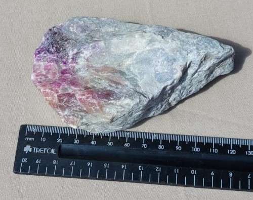 INCREDIBLY BEAUTIFUL RAW ROCK SPECIMEN IN SHADES OF PINK TO DARK PURPLE ON A WHITE QUARTZ OR PECTOLI