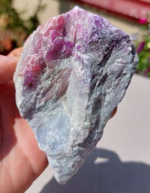 INCREDIBLY BEAUTIFUL RAW ROCK SPECIMEN IN SHADES OF PINK TO DARK PURPLE ON A WHITE QUARTZ OR PECTOLI