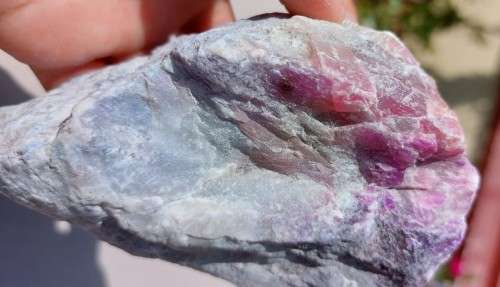 INCREDIBLY BEAUTIFUL RAW ROCK SPECIMEN IN SHADES OF PINK TO DARK PURPLE ON A WHITE QUARTZ OR PECTOLI