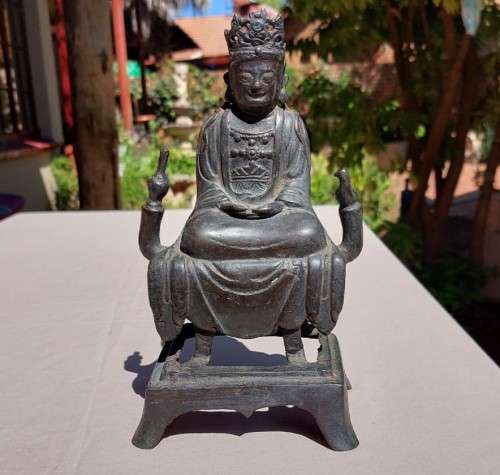 CHINESE BUDDHISM KUAN YIN (GODDESS OF MERCY) CAST BRONZE STATUE ON SMALL TABLE STAND