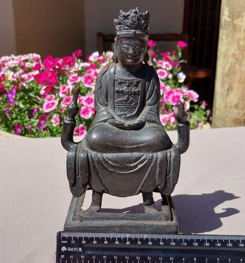 CHINESE BUDDHISM KUAN YIN (GODDESS OF MERCY) CAST BRONZE STATUE ON SMALL TABLE STAND