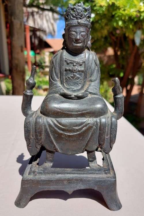 CHINESE BUDDHISM KUAN YIN (GODDESS OF MERCY) CAST BRONZE STATUE ON SMALL TABLE STAND