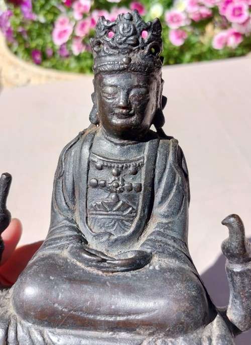 CHINESE BUDDHISM KUAN YIN (GODDESS OF MERCY) CAST BRONZE STATUE ON SMALL TABLE STAND