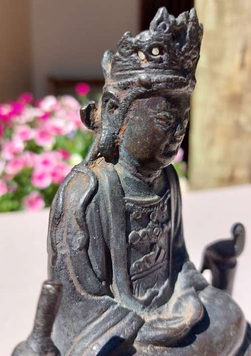 CHINESE BUDDHISM KUAN YIN (GODDESS OF MERCY) CAST BRONZE STATUE ON SMALL TABLE STAND