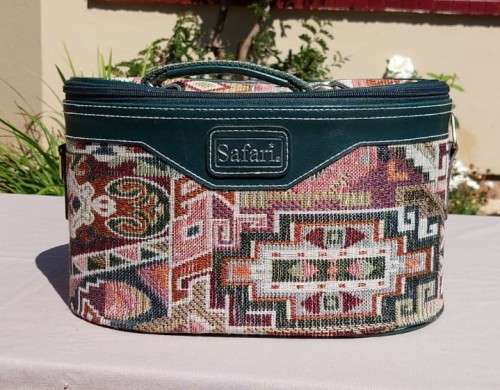 BEAUTIFUL SAFARI BRAND FABRIC STITCHED, FAUX LEATHER AND CANVAS HANDLE OVAL VANITY CASE