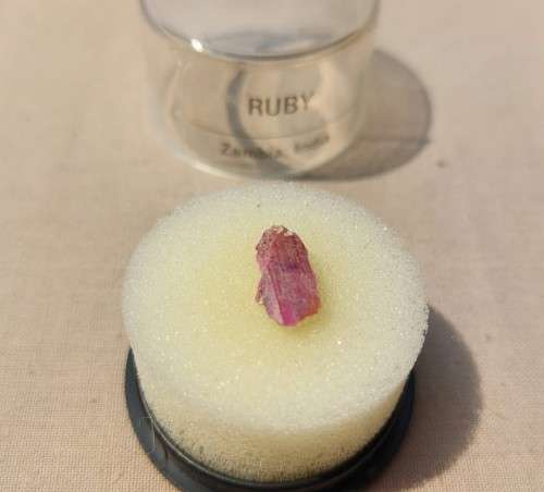 WONDERFUL COLLECTION OF 20 GEMSTONE (AND ALL PRECIOUS GEMSTONES) SPECIMENS IN PERSPEX BOXES