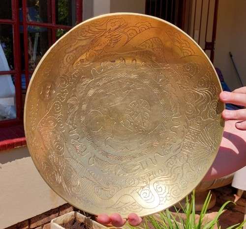LARGE (38CM DIAMETER) VINTAGE CHINESE HEAVY BRASS DRAGON HAND ENGRAVED MOTIF BOWL