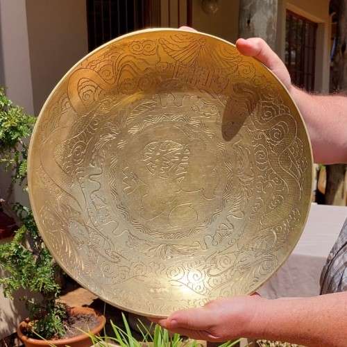 LARGE (38CM DIAMETER) VINTAGE CHINESE HEAVY BRASS DRAGON HAND ENGRAVED MOTIF BOWL