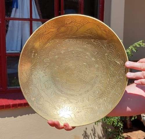LARGE (38CM DIAMETER) VINTAGE CHINESE HEAVY BRASS DRAGON HAND ENGRAVED MOTIF BOWL