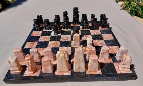 ONYX AND MARBLE CHESS SET MEXICAN MADE AZTEC STYLE HAND CARVED VINTAGE