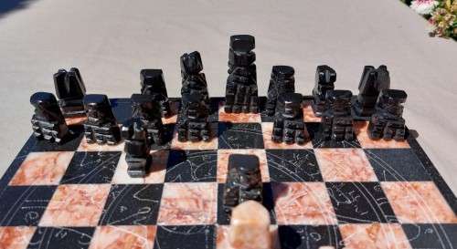 ONYX AND MARBLE CHESS SET MEXICAN MADE AZTEC STYLE HAND CARVED VINTAGE
