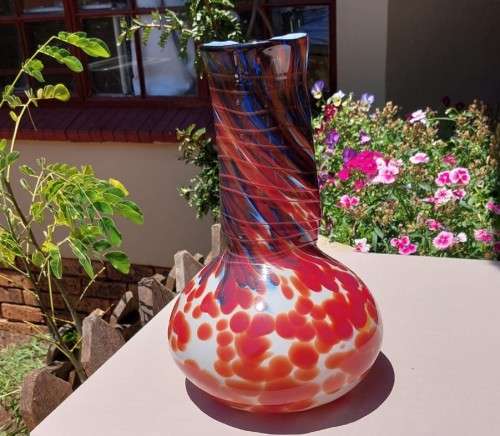 STUNNING LARGE (39CM HIGH) HAND BLOWN GLASS ART VASE WITH PONTIL MARK IN VERY GOOD CONDITION