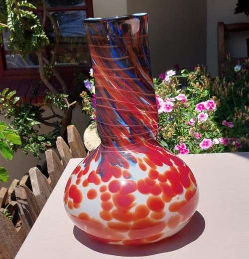 STUNNING LARGE (39CM HIGH) HAND BLOWN GLASS ART VASE WITH PONTIL MARK IN VERY GOOD CONDITION