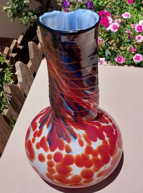 STUNNING LARGE (39CM HIGH) HAND BLOWN GLASS ART VASE WITH PONTIL MARK IN VERY GOOD CONDITION