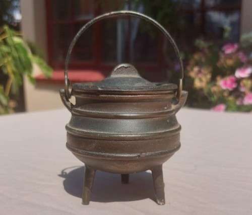 OLD VERY COLLECTABLE FALKIRK 3 LEGGED IRON POT WITH LID AND HANDLE  SMALL 12CM HIGH