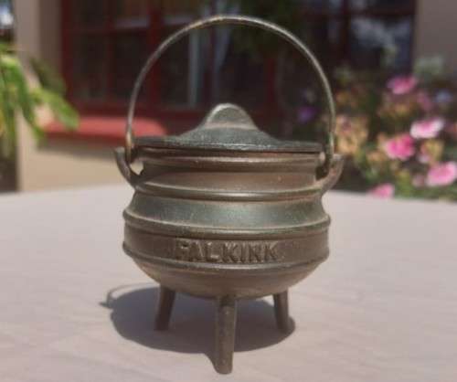 OLD VERY COLLECTABLE FALKIRK 3 LEGGED IRON POT WITH LID AND HANDLE  SMALL 12CM HIGH