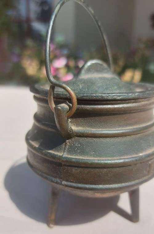 OLD VERY COLLECTABLE FALKIRK 3 LEGGED IRON POT WITH LID AND HANDLE  SMALL 12CM HIGH