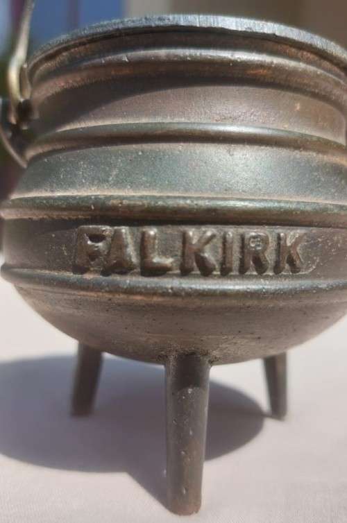 OLD VERY COLLECTABLE FALKIRK 3 LEGGED IRON POT WITH LID AND HANDLE  SMALL 12CM HIGH