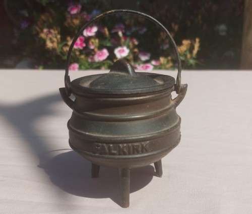 OLD VERY COLLECTABLE FALKIRK 3 LEGGED IRON POT WITH LID AND HANDLE  SMALL 12CM HIGH