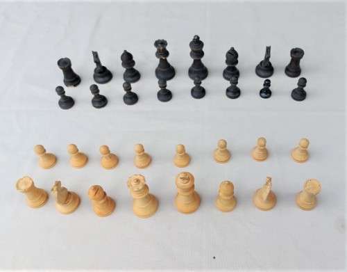 COLLECTABLE 1950S K and C LONDON STAUNTON WOODEN CHESS SET
