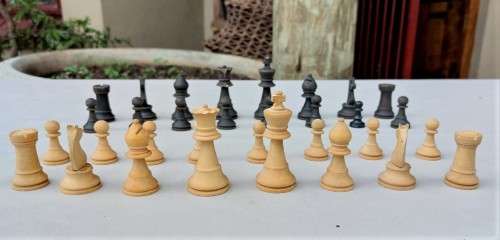 COLLECTABLE 1950S K and C LONDON STAUNTON WOODEN CHESS SET