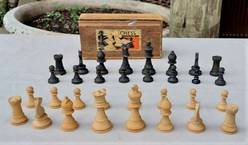 COLLECTABLE 1950S K and C LONDON STAUNTON WOODEN CHESS SET