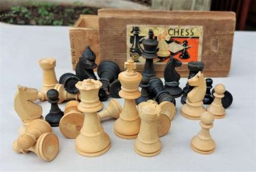 COLLECTABLE 1950S K and C LONDON STAUNTON WOODEN CHESS SET