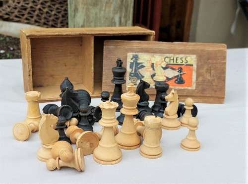COLLECTABLE 1950S K and C LONDON STAUNTON WOODEN CHESS SET