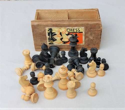 COLLECTABLE 1950S K and C LONDON STAUNTON WOODEN CHESS SET