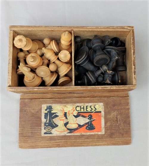 COLLECTABLE 1950S K and C LONDON STAUNTON WOODEN CHESS SET