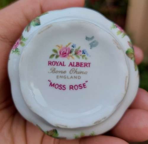 ROYAL ALBERT 1960S MOSS ROSE PATTERN FLOWER CABINET ORNAMENT