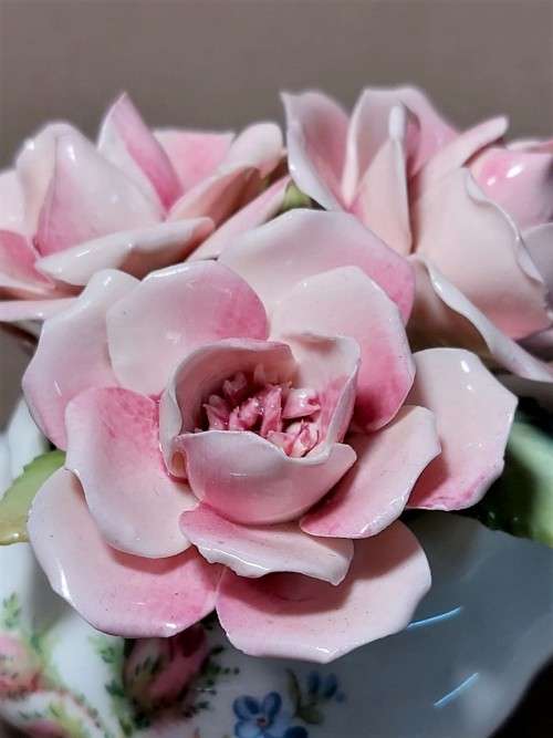 ROYAL ALBERT 1960S MOSS ROSE PATTERN FLOWER CABINET ORNAMENT