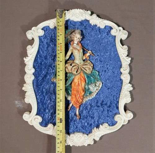 VINTAGE DEPOSE ITALY 1960S WALL MOUNTED 3-DIMENSIONAL RESIN FIGURES OF A GREETING COUPLE ON A VELVET