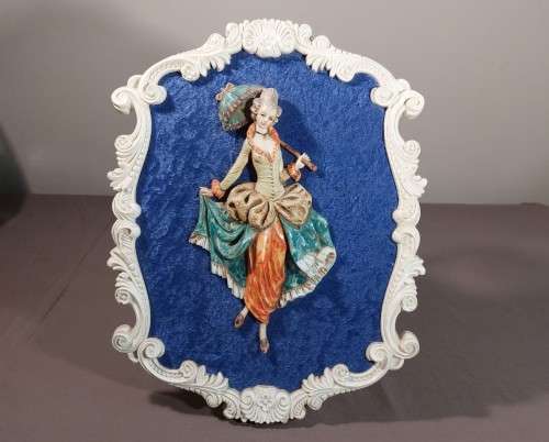 VINTAGE DEPOSE ITALY 1960S WALL MOUNTED 3-DIMENSIONAL RESIN FIGURES OF A GREETING COUPLE ON A VELVET