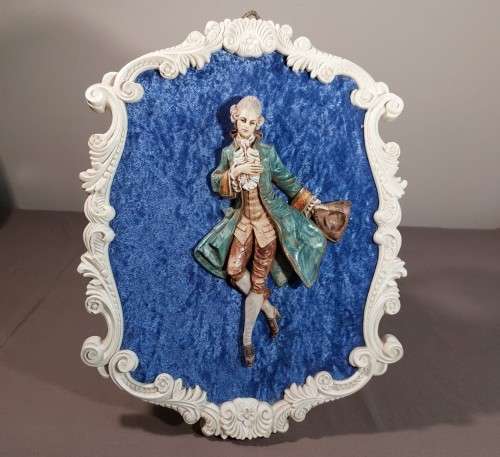 VINTAGE DEPOSE ITALY 1960S WALL MOUNTED 3-DIMENSIONAL RESIN FIGURES OF A GREETING COUPLE ON A VELVET