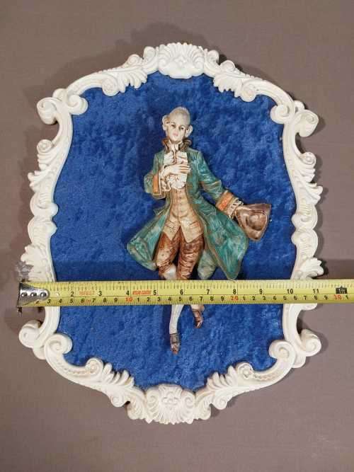 VINTAGE DEPOSE ITALY 1960S WALL MOUNTED 3-DIMENSIONAL RESIN FIGURES OF A GREETING COUPLE ON A VELVET