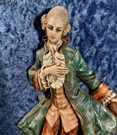 VINTAGE DEPOSE ITALY 1960S WALL MOUNTED 3-DIMENSIONAL RESIN FIGURES OF A GREETING COUPLE ON A VELVET