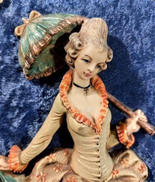 VINTAGE DEPOSE ITALY 1960S WALL MOUNTED 3-DIMENSIONAL RESIN FIGURES OF A GREETING COUPLE ON A VELVET