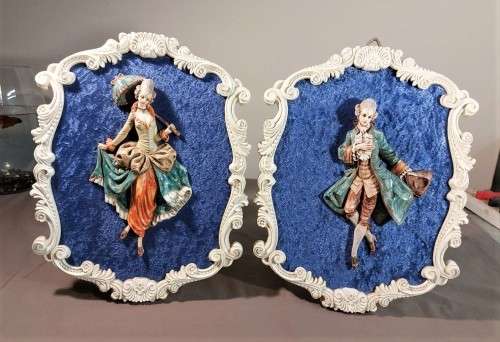VINTAGE DEPOSE ITALY 1960S WALL MOUNTED 3-DIMENSIONAL RESIN FIGURES OF A GREETING COUPLE ON A VELVET