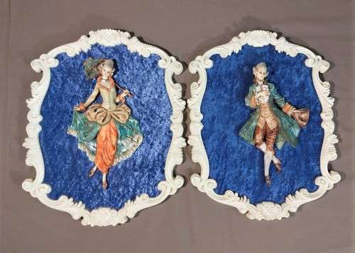 VINTAGE DEPOSE ITALY 1960S WALL MOUNTED 3-DIMENSIONAL RESIN FIGURES OF A GREETING COUPLE ON A VELVET