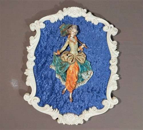 VINTAGE DEPOSE ITALY 1960S WALL MOUNTED 3-DIMENSIONAL RESIN FIGURES OF A GREETING COUPLE ON A VELVET